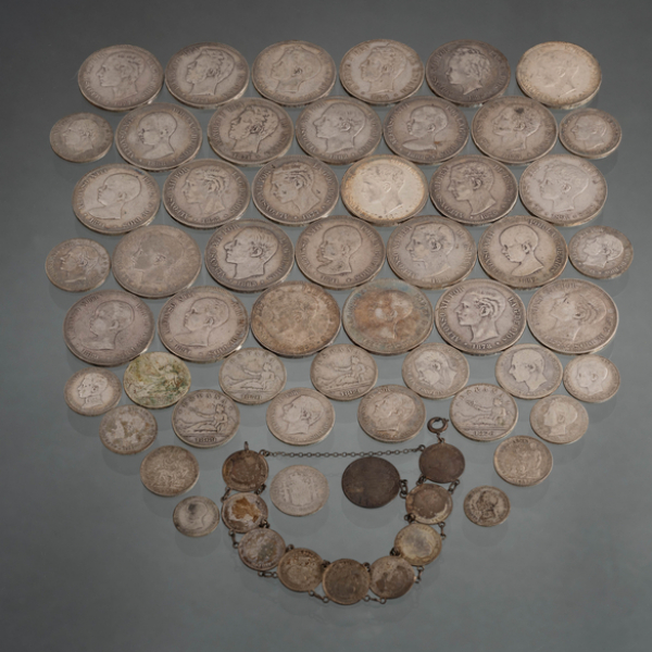 Conjunto de 28 monedas y pulsera de monedas.