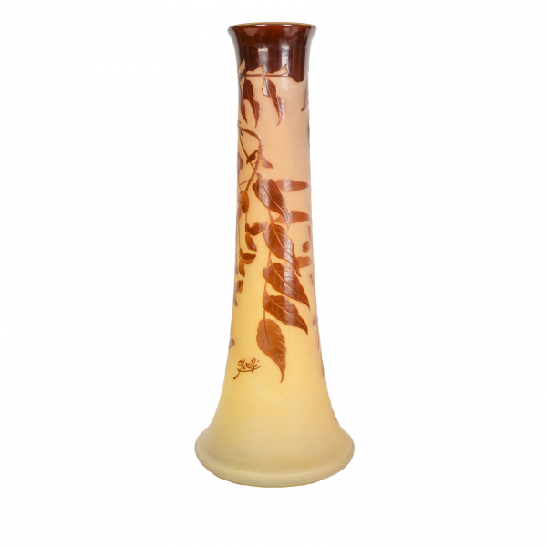 Émile Gallé (Nancy, Francia, 1846-Nancy, 1904) Jarrón de cuello largo en «pâte de verre» doblado con decoración floral. firmado
