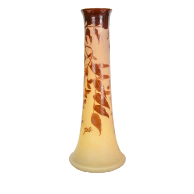 &Eacute;mile Gall&eacute; (Nancy, Francia, 1846-Nancy, 1904) Jarr&oacute;n de cuello largo en &laquo;p&acirc;te de verre&raquo; doblado con decoraci&oacute;n floral. firmado