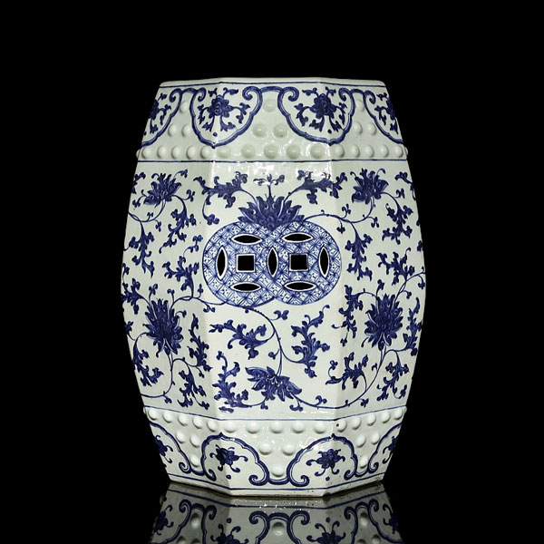 Asiento octogonal de ceramica "Lotos y peonías", dinastía Qing.    Cerámica modelada y adornada con esmaltes azul cobalto y blanco bajo vidriado.