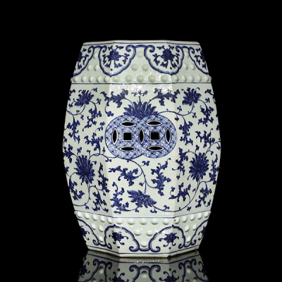 Asiento octogonal de ceramica &quot;Lotos y peonías&quot;, dinastía Qing.    Cerámica modelada y adornada con esmaltes azul cobalto y blanco bajo vidriado.