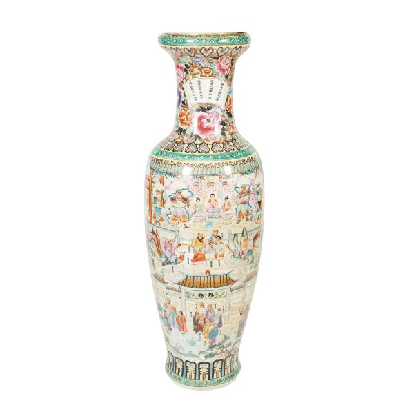 Jarrón en porcelana china Familia Verde con decoración esmaltada de motivos florales y cortesanos, s.XX.