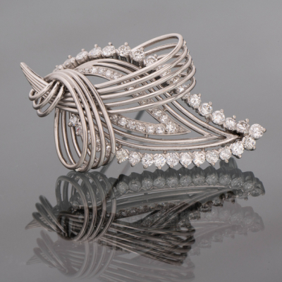 Broche en oro blanco de 18kt y brillantes.