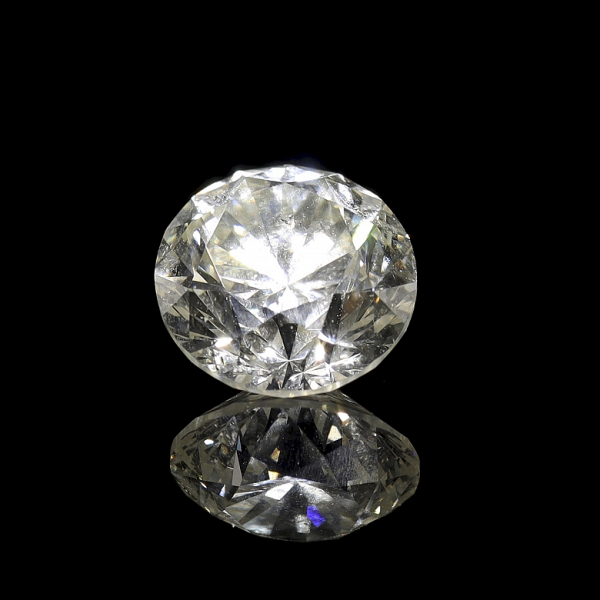 Diamante natural en talla brillante redonda (brilliant cut), con un peso de 3.00 ct, color blanco 