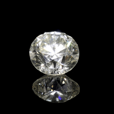 Diamante natural en talla brillante redonda (brilliant cut), con un peso de 3.00 ct, color blanco 