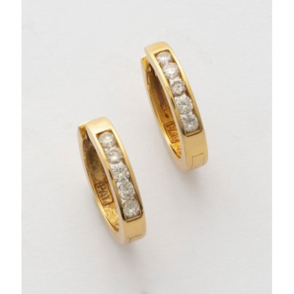 Pendientes de aro en oro amarillo con fila de diamantes