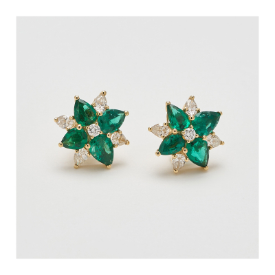 Pendientes diseño flor en oro con esmeraldas y diamantes talla perilla y brillante.