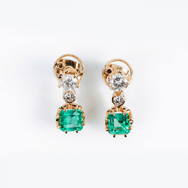 Pendientes vintage en oro rosa 18 K con un limpio y blanco diamante, talla brillante y bell&iacute;sima esmeralda colombiana