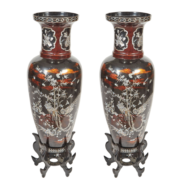 Pareja de jarrones vietnamitas en madera lacada con decoraciones incrustadas en n&aacute;car c.1960.