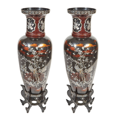 Pareja de jarrones vietnamitas en madera lacada con decoraciones incrustadas en nácar c.1960.