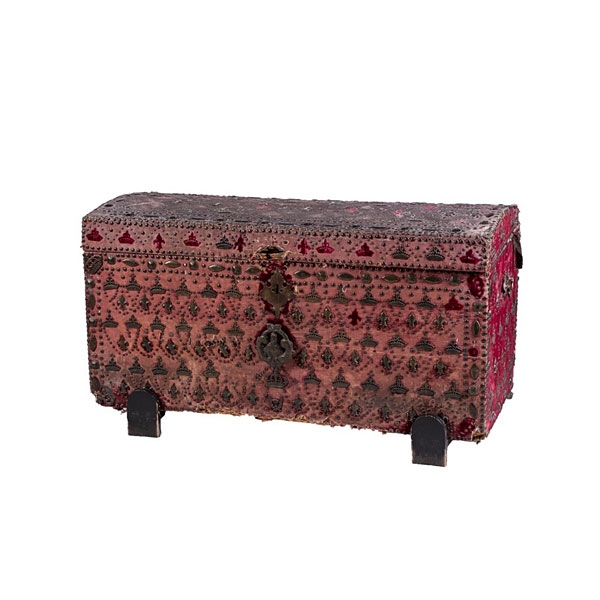 Baúl de terciopelo tachonado, trabajo francés S.XVII