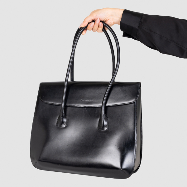 GIORGIO ARMANI. Bolso en piel de tonaidad negra con cierre de solapa imantada y marca grabada en negativo. 