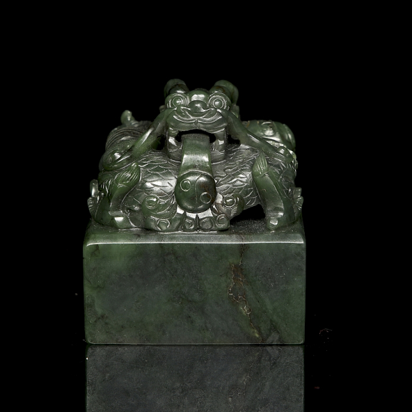 Sello de jade espinaca "Dragón" con caja, dinastía Qing. 