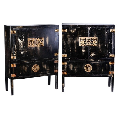 Marc du Plantier Pareja de cabinets lacados en negro con bronces 