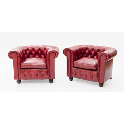 Pareja de butacas chéster con tapicería capitoné en piel granate y patas en madera.  Época: Mediados S. XX
