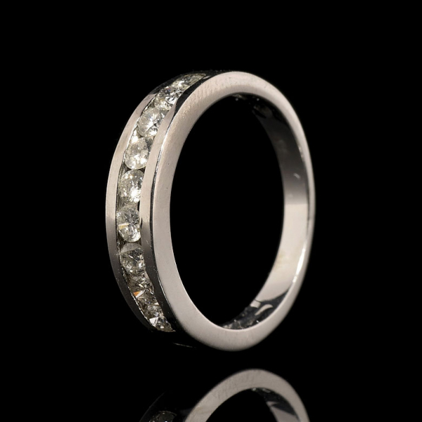 Media alianza en oro blanco de 18 kt y diamantes.    