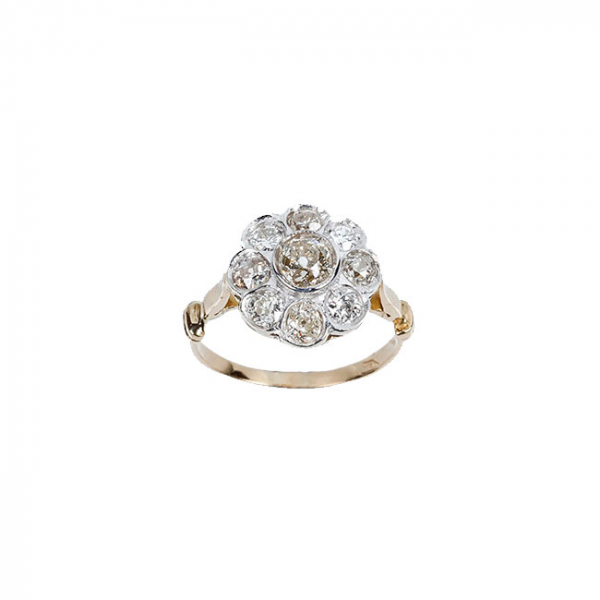 Anillo vintage en oro amarillo 18 K con motivo en rosetón de limpios diamantes talla brillante antigua sobre vistas grafiladas de oro blanco.