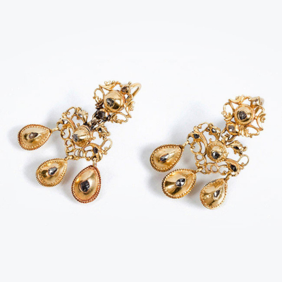 Bellos pendientes zarcillo largos de época barroca, en oro amarillo 22 K. S. VXII. España ó Portugal.