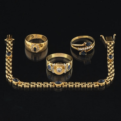 Conjunto de pulsera y tres anillos en oro amarillo de 18 kt con brillantes y zafiros.