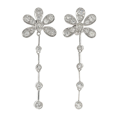Pendientes largos diseño floral en platino con diamantes tallas brillante y perilla, 3,15 ct aprox.