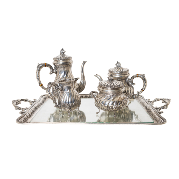 Juego de caf&eacute; de cinco piezas en plata espa&ntilde;ola punzonada con decoraciones gallonadas y vegetales, s.XX.  