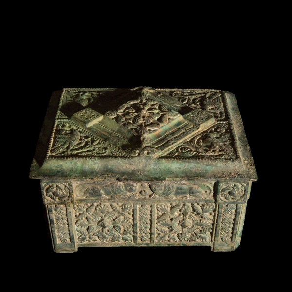 Cofre en bronce fundido decorado con relieves. Posiblemente persa. Época antigua. 