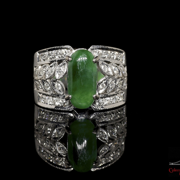 Anillo oro blanco de 18k con jadeíta central y brillantes, con diseño ancho y elegante. 