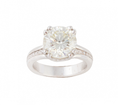 Sortija solitario con brillante central de 4,16 ct, en montura decorada con brillantes y oro blanco de 18 K. 