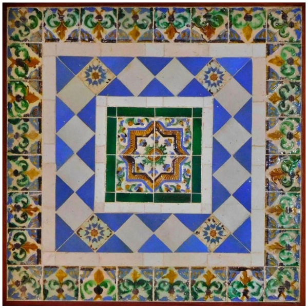 Composición con azulejería portuguesa pintada en azul con motivo de jarrón, Portugal Siglo XVII.