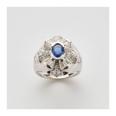 Sortija en oro blanco con zafiro azul talla oval y diamantes tallas brillante y trapecio.
