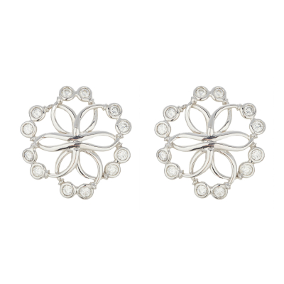 Pendientes calados diseño flor con diamantes talla brillante engastados en chatón.