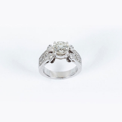 Anillo solitario tipo 'Ballerine' de Cartier, en montura maciza de oro blanco 18 K, con un limpio y blanco diamante natural, talla brillante antigua 
