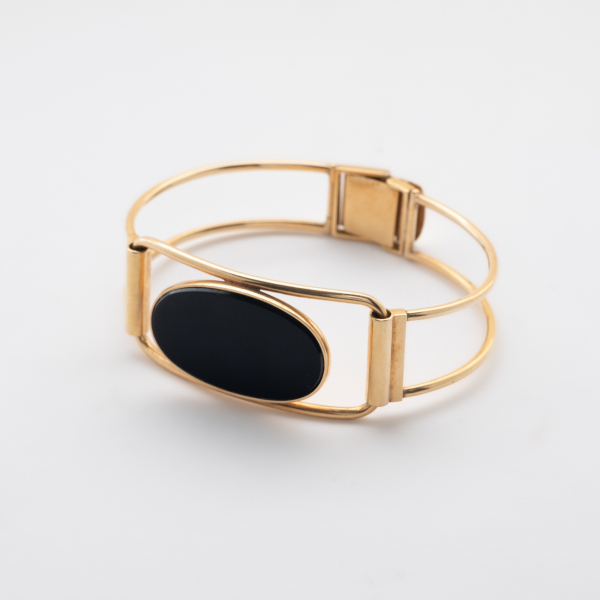Brazalete en oro 14K realizado con un armis calado y un frente con ónix talla oval  
