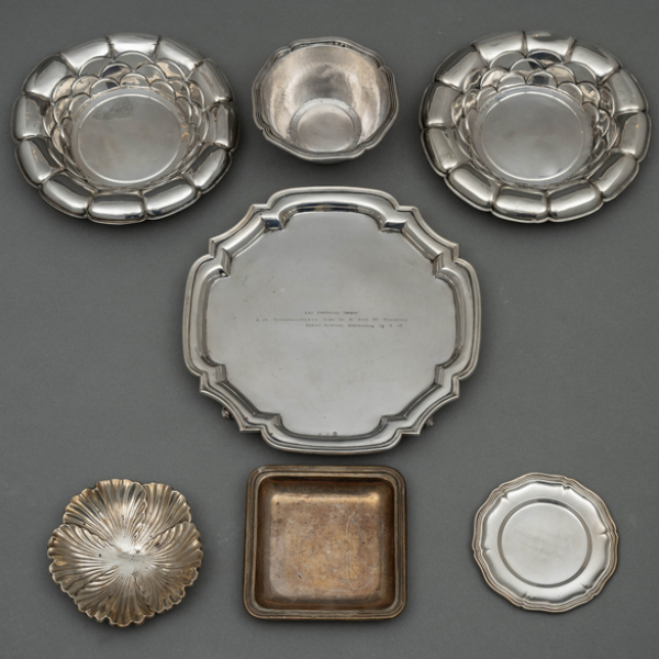 Lote compuesto por salvilla, dos fuentes, tres bandejas y un cuenco en plata española y punzonada del siglo XX
