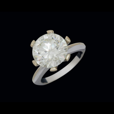 Anillo de oro blanco de 18 K. con diamante talla brillante de 5,47 cts. Color: K-L. Pureza: VVS1.