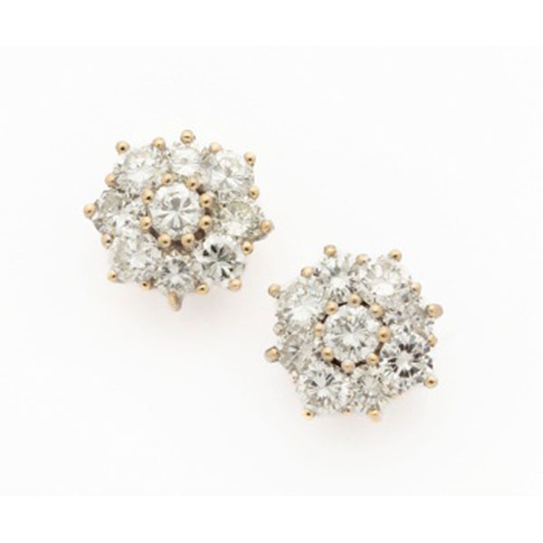 Pendientes en oro blanco con 1diamantes talla brillante central y orlado por 8 diamantes talla brillante 