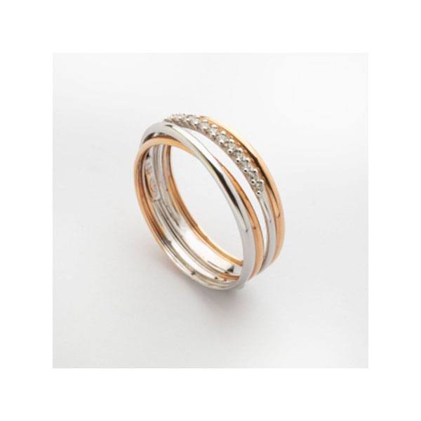 Sortija en oro blanco y oro rosa con fila central de diamantes talla brillante con un peso total de 0,12 cts. aprox.