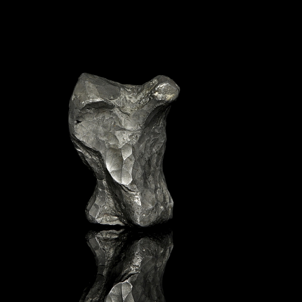 Artur Balder (1984) "Nibelung", 2003.  Escultura forjada y martillada a mano 