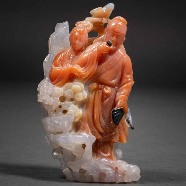 "Dioses de la Antig&uuml;edad" Figura en piedra de &aacute;gata tallada de tres colores del siglo XX.