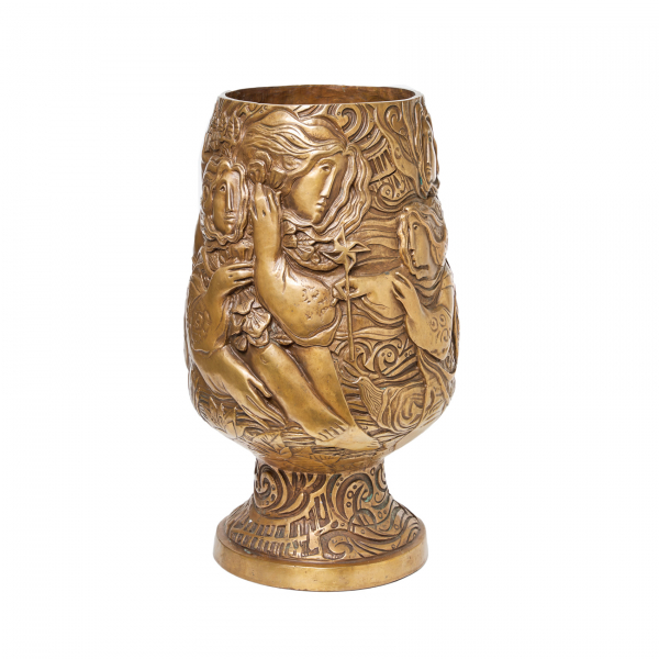 Alvar Suñol Muñoz-Ramos (Montgat, Barcelona, 1935) Cuatro elementos de la naturaleza. Copa ornamental en bronce dorado con decoración de figuras en relieve.