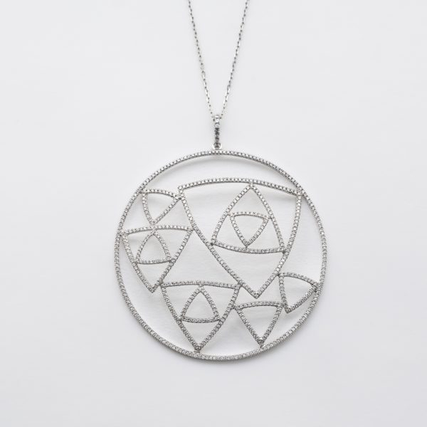 Cadena y colgante dise&ntilde;o circular con calado interior formado por figuras triangulares de diamantes talla brillante en diversas medidas, 6,9 x 5,8 gr.