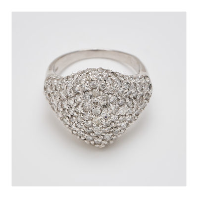 Sortija en oro blanco cuajado de diamantes talla brillante engastados en garras.