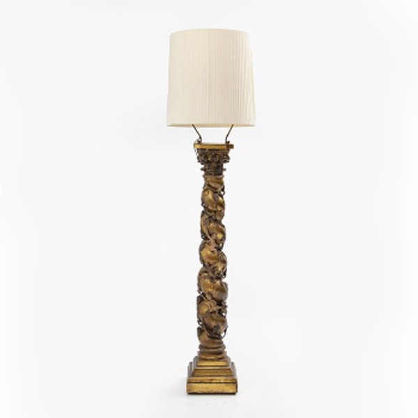 Lámpara de pie en madera tallada y dorada