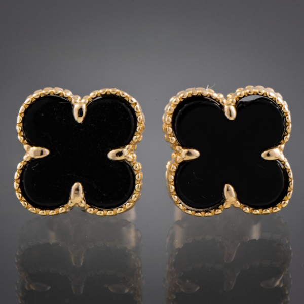 Pareja de pendientes en forma de trébol en oro amarillo de 18 con ónix en color negro.