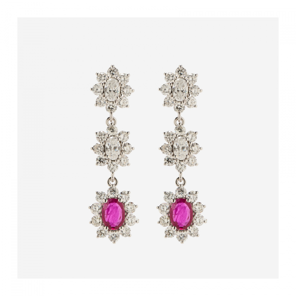 Pendientes largos con tres rosetones de diamantes tallas oval y brillante, el &uacute;ltimo con rub&iacute; central de Myanmar (Burma) talla oval.