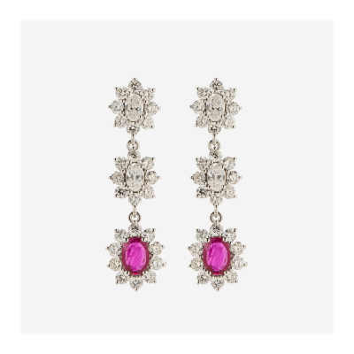Pendientes largos con tres rosetones de diamantes tallas oval y brillante, el último con rubí central de Myanmar (Burma) talla oval.