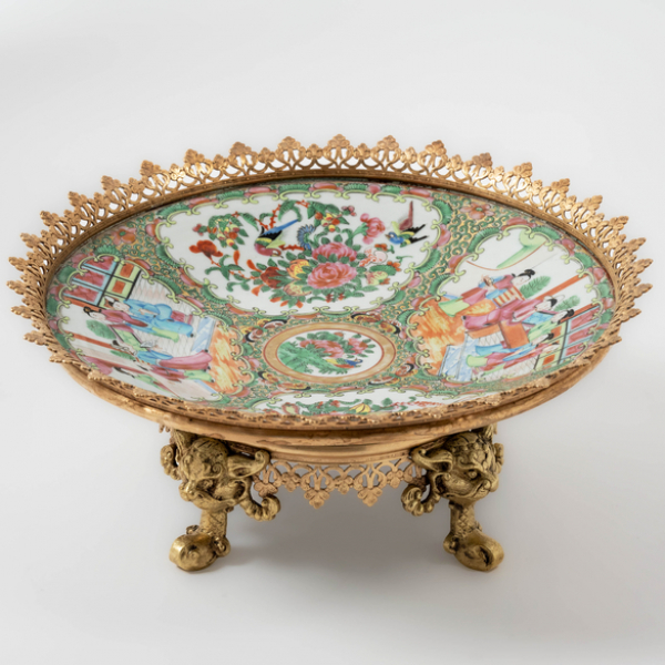 Centro en porcelana china de cantón con montura en bronce del siglo XIX.