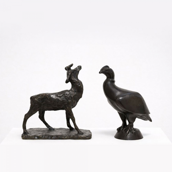 Pareja de esculturas en bronce "Ciervo" y "Cóndor", firmado 'Pompon'. 