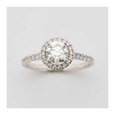 Sortija rosetón en oro blanco con diamantes talla brillante engastados en garras. Peso diamante central: 1 ct.