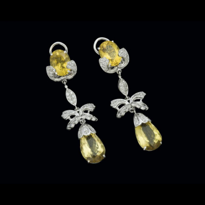 Pendientes de oro blanco de 18 K. con berilos amarillos talla pera y oval (21,20 cts.) y secciones vegetales cuajadas de diamantes (0,97 cts.).